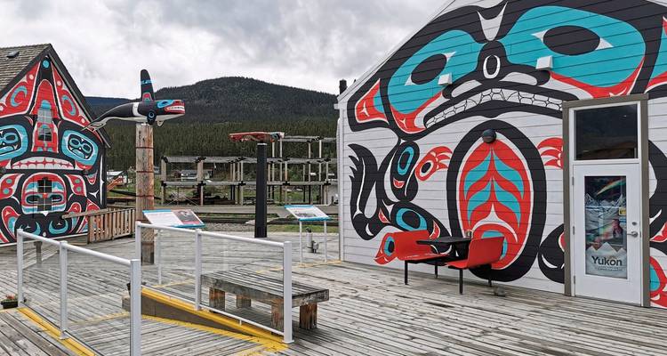 Gebouwen met levendige inheemse kunstwerken.