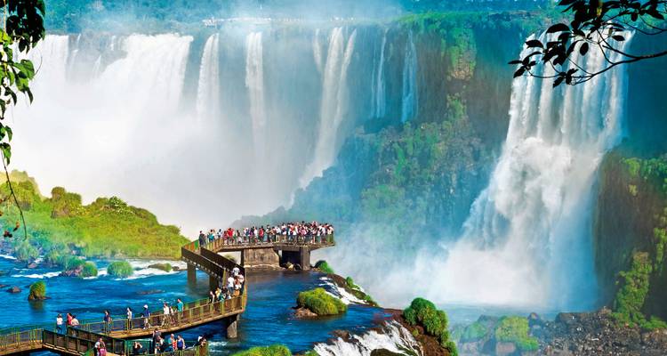 Große Wasserfälle mit einer Aussichtsplattform und Touristen.