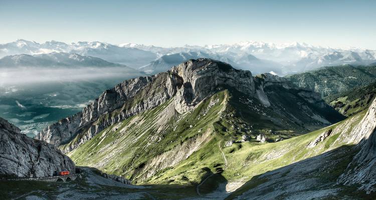 Paisaje montañoso with picos distantes