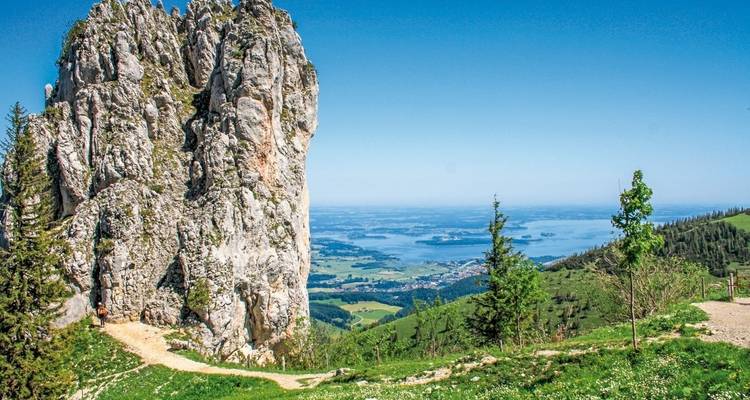 Acantilado rocoso con una vista panorámica del paisaje.