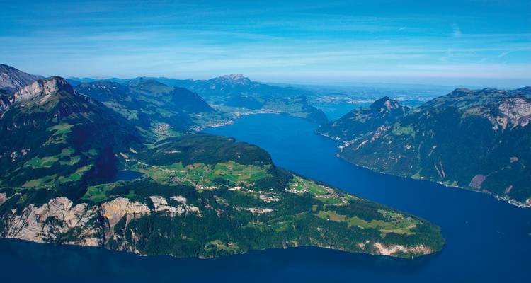 Luchtfoto van een meer omringd door bergen.