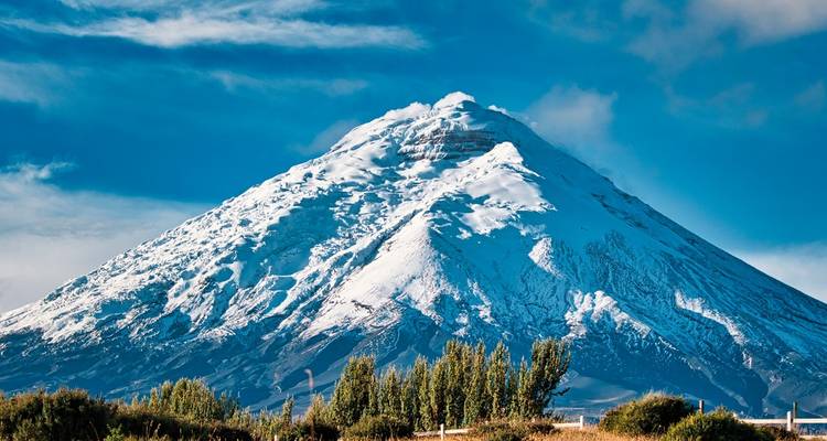 Besneeuwde bergtop onder een heldere hemel.