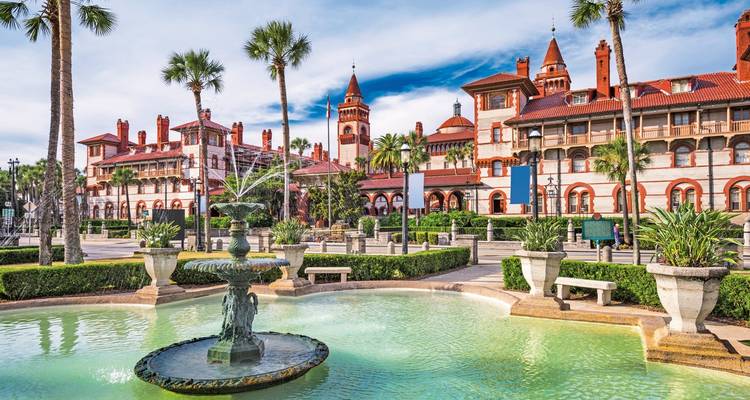 Complexe de bâtiments historiques avec une fontaine devant