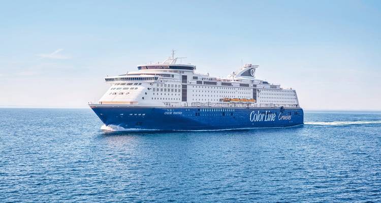 Groot cruiseschip op de open zee onder een heldere hemel, gelabeld Color Line Cruises.