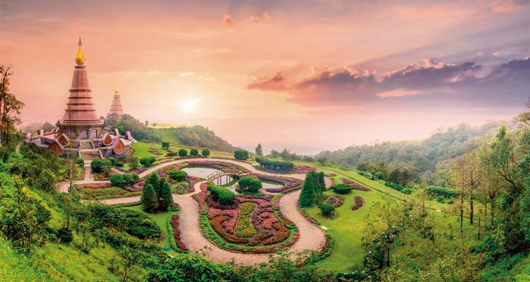Prachtige tuin met pagoda's bij zonsondergang in een bergomgeving.