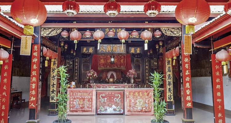 Interior de un templo chino decorado con linternas y textiles rojos.