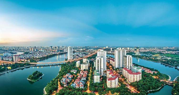 Panoramablick auf eine moderne Stadtlandschaft mit Türmen und Flüssen.