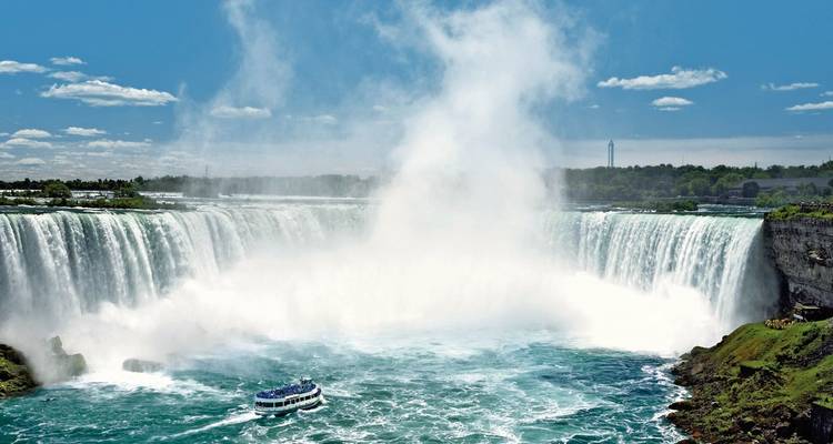 Niagarafälle mit einem Ausflugsboot im Vordergrund.