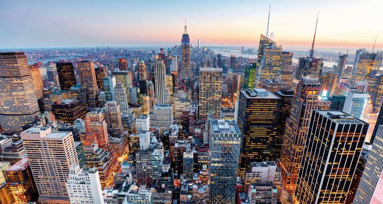 Skyline von New York City bei Sonnenuntergang.