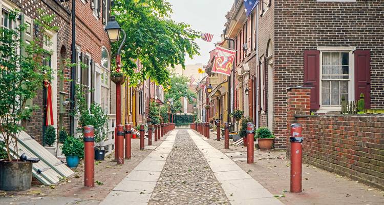 Rue pavée historique dans une ville charmante.