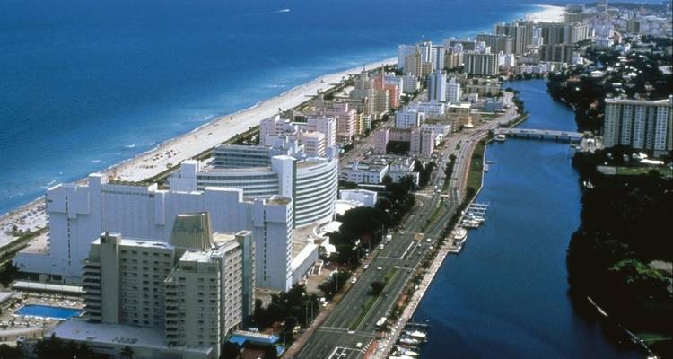 Vue aérienne des gratte-ciel de Miami Beach bordant la côte près des eaux bleues de l'Atlantique et des voies navigables intérieures.