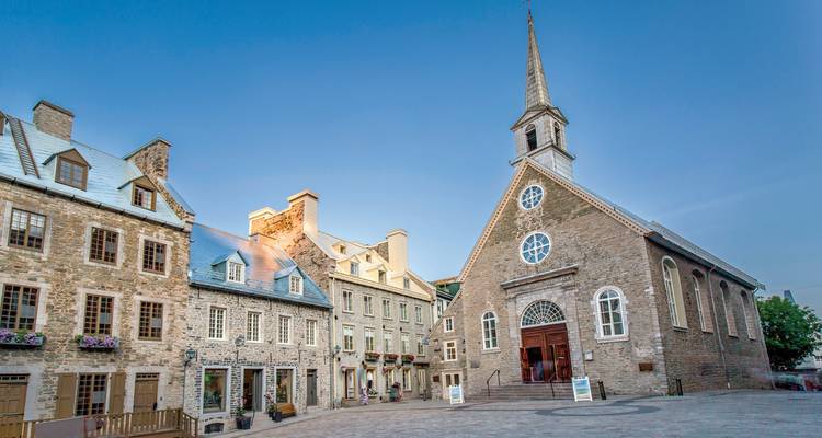 Place historique avec une église et des bâtiments traditionnels.