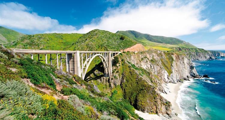 Pont côtier emblématique enjambant un océan pittoresque et des falaises.
