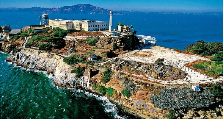 Vista aérea de la Isla de Alcatraz con el océano circundante.