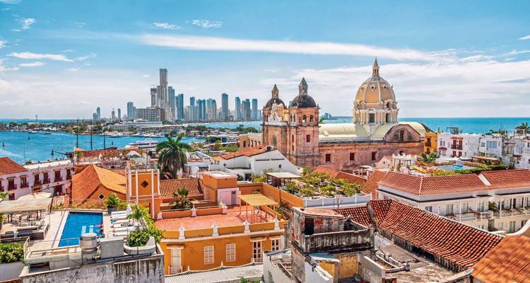 Paysage urbain de Carthagène avec bâtiments historiques et horizon moderne.