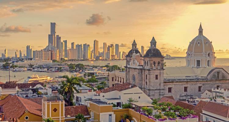 Horizon de Carthagène au coucher du soleil avec des structures historiques et modernes.