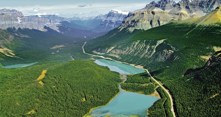 Vue aérienne d'une vallée pittoresque avec des lacs et des montagnes.