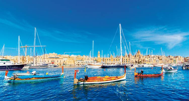 Traditionelle bunte Boote im Hafen von Valletta vor Anker.