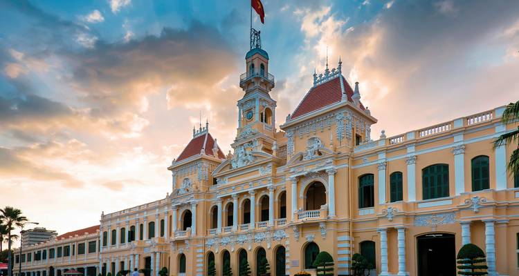 Un bâtiment gouvernemental colonial français sous un ciel coloré.