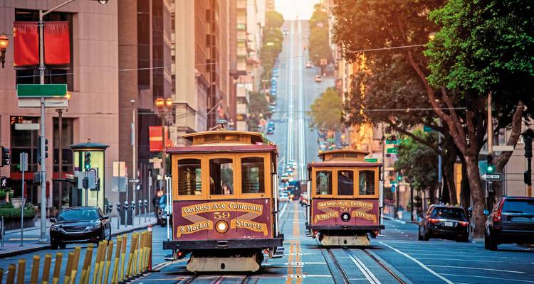 Tramways emblématiques sur une rue escarpée de San Francisco.