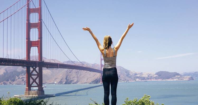 Personne profitant de la vue sur le Golden Gate Bridge à San Francisco.