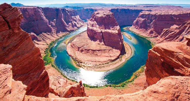 Atemberaubender Blick auf einen mäandernden Fluss in einer Canyonlandschaft.