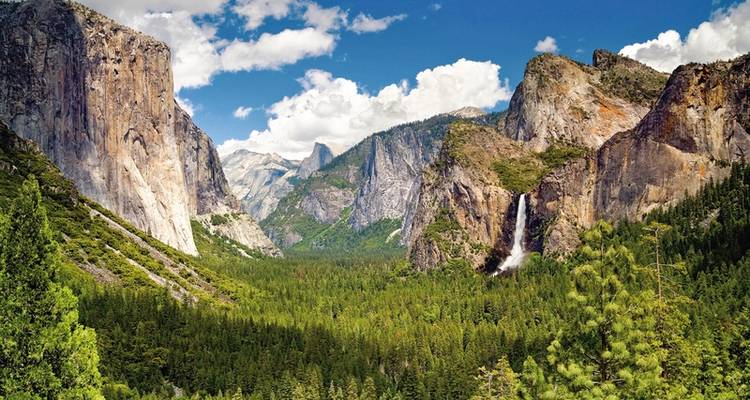 Wunderschöner Wasserfall inmitten eines üppig grünen Waldes.