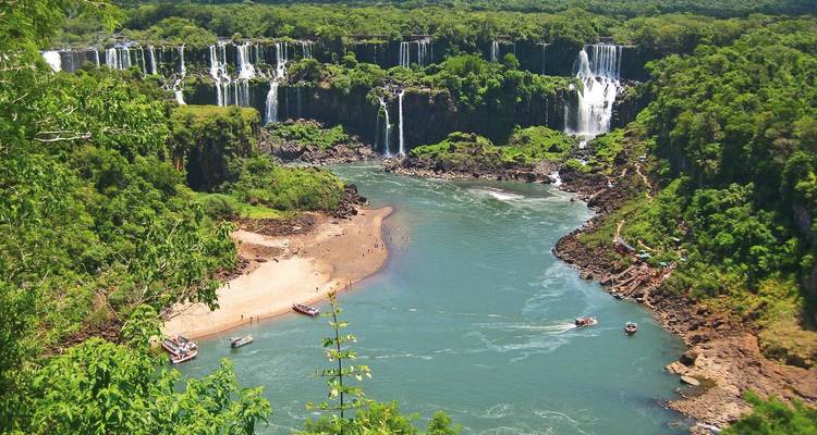 Luftaufnahme der Iguazú-Fälle mit dem umliegenden Wald.