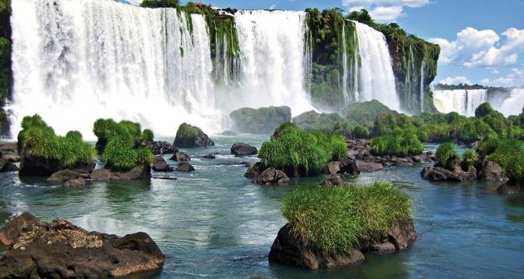Nahaufnahme der herabstürzenden Iguazú-Wasserfälle mit üppigem Grün.