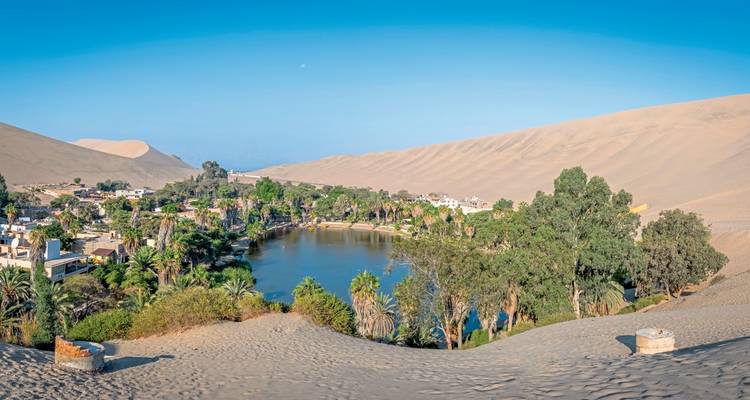 Oasenstadt umgeben von Sanddünen, Huacachina, Peru.