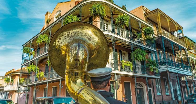 Un musicien jouant d'un instrument de cuivre au coin d'une rue.