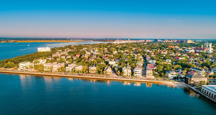 Vue aérienne d'une ville côtière avec front de mer.