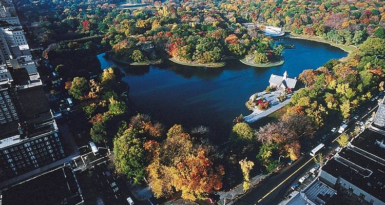 Luftaufnahme des Central Parks im Herbst mit seinen Seen und buntem Laub, umgeben von Manhattan.
