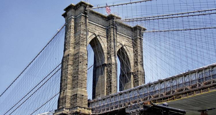 Pont avec de grandes arches traversant la rivière