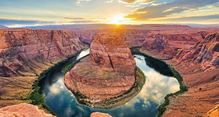 Panoramisch uitzicht op Horseshoe Bend met zonsondergangkleuren.