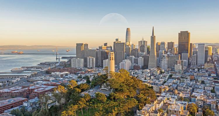 San Francisco skyline met Coit Tower en uitzicht op de baai.
