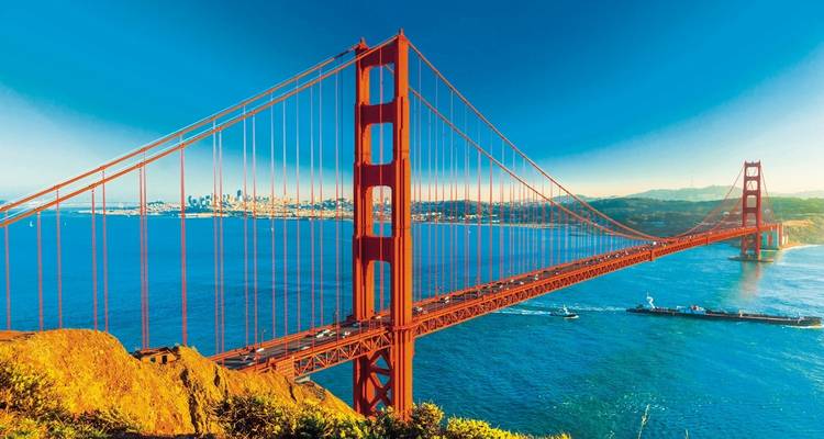 Vue emblématique du Golden Gate Bridge sous un ciel bleu.