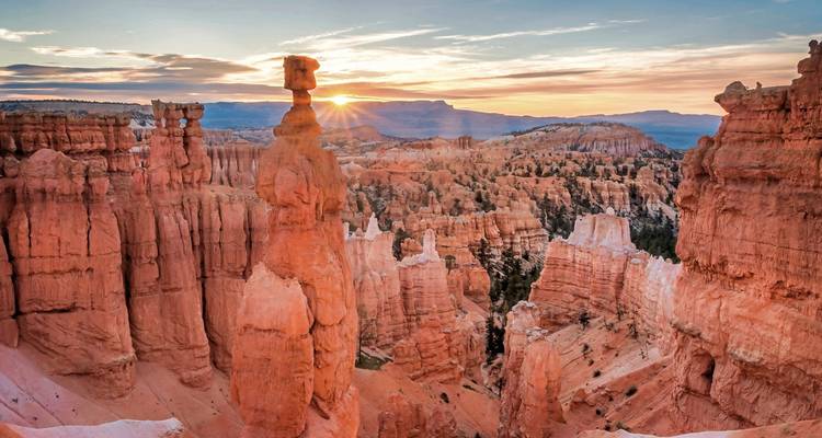 Coucher de soleil à Bryce Canyon avec des formations rocheuses uniques.