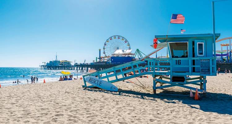 Plage de Santa Monica avec un poste de secours et une grande roue.