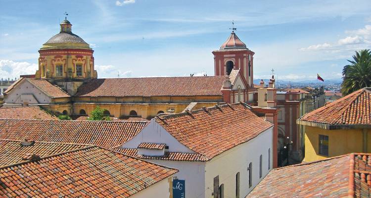 Koloniale daken met een heldere blauwe lucht op de achtergrond.