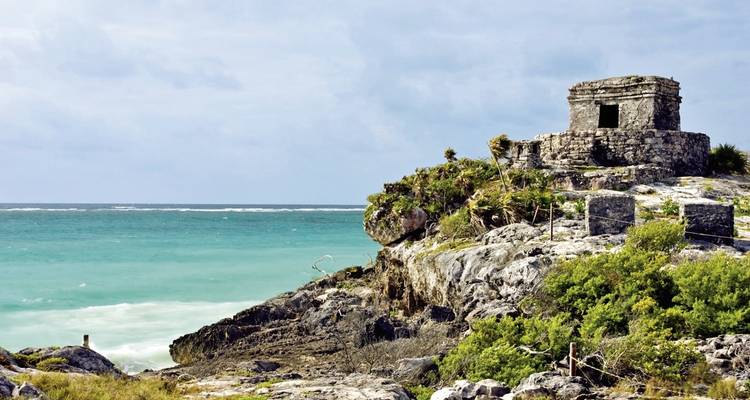 Eine Maya-Ruine mit Blick auf das Meer.