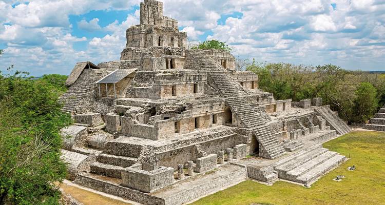 Eine große, alte Steinstruktur in einem offenen Bereich.