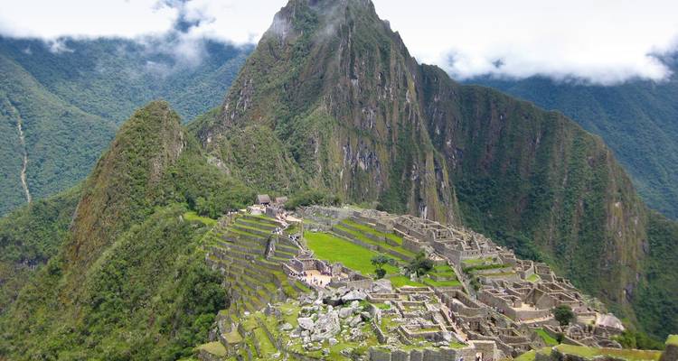 Machu Picchu Ruinen vor einer bergigen Kulisse.