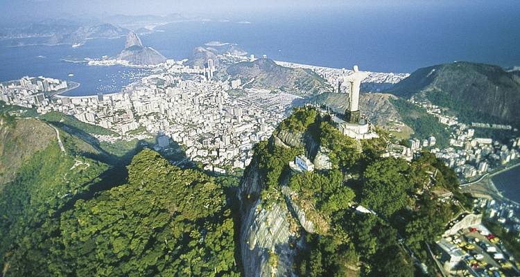 Luftaufnahme von Rio de Janeiro mit der Christus-Erlöser-Statue.