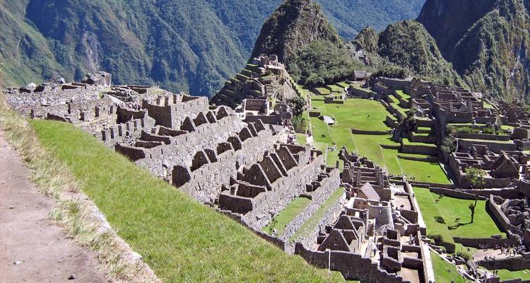 Machu Picchu Ruinen mit grünen Terrassen.
