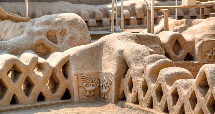 Antike geschnitzte Strukturen mit kunstvollen Verzierungen.