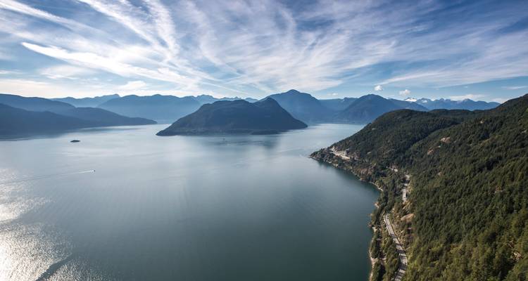 Vue aérienne époustouflante d'une baie avec des montagnes.