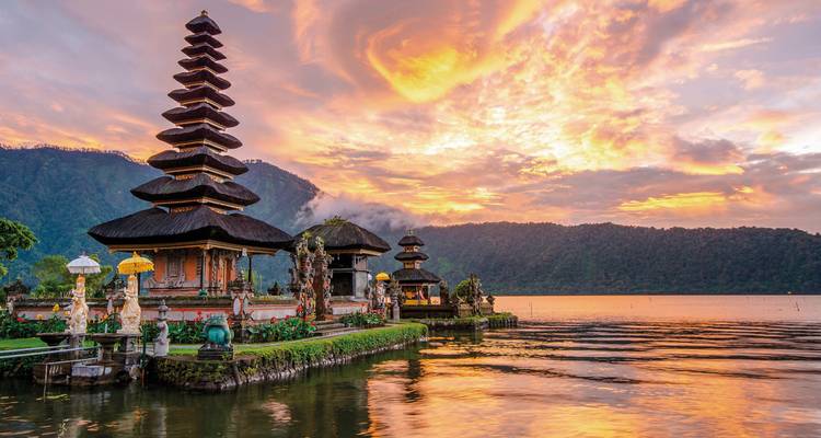 Wunderschöner Tempel an einem See mit Bergen bei Sonnenuntergang