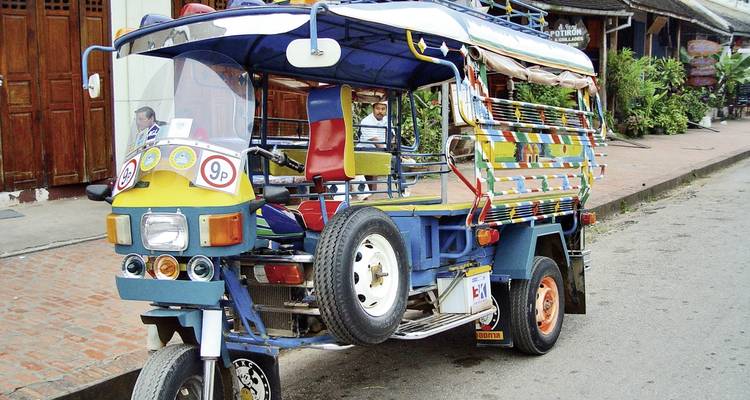 Ein buntes Tuk-Tuk, das auf einer Straße geparkt ist.