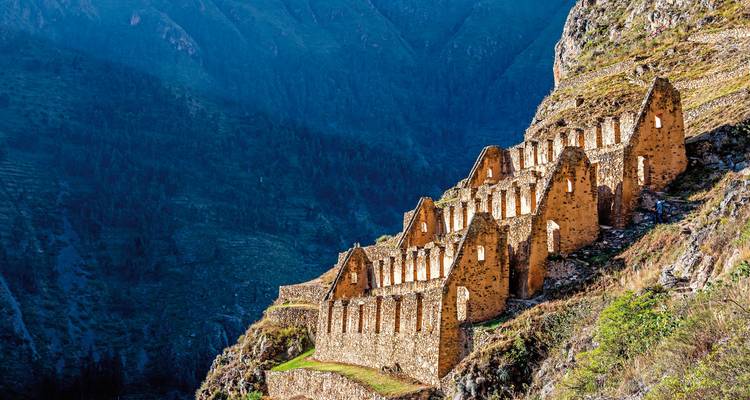 Alte Steinstrukturen auf einem Bergrücken.